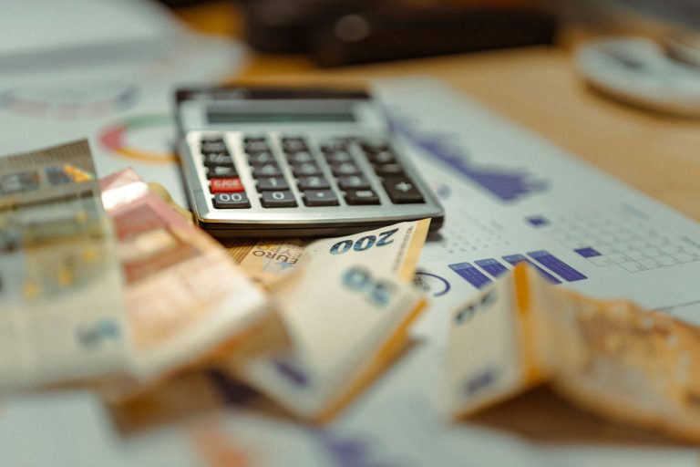 Οφειλές έως το 2024: Νέα ρύθμιση σε 120 δόσεις για Εφορία και ΕΦΚΑ