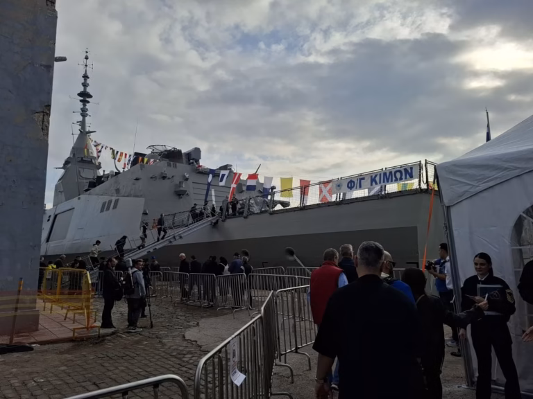 Ουρές Θεσσαλονικέων στη φρεγάτα «Κίμων» του λιμανιού