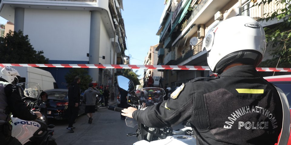 Παγίδα ναρκωτικών στον Κολωνό: Έκρηξη, 4 τραυματίες, δύο αστυνομικοί