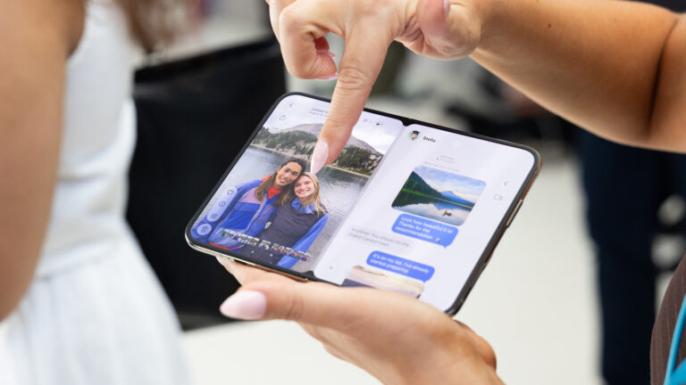 Ρωγμές στο foldable iPhone Duo — η Apple μιλά για «μικρό αριθμό» συσκευών