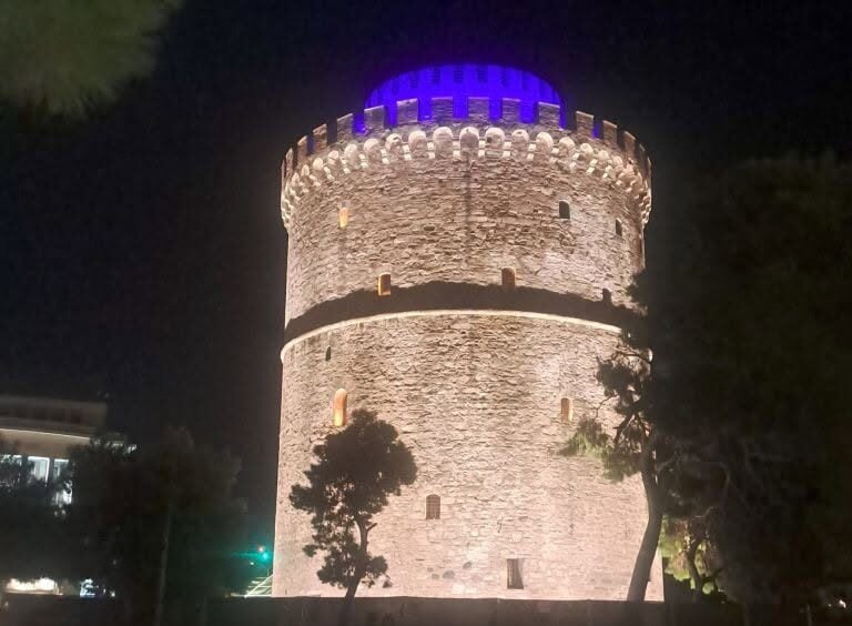 Νέος φωτισμός Λευκού Πύργου με Μητσοτάκη και Τασούλα