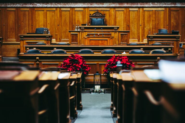 Πυροσβέστης φέρεται να σκότωσε τη σύζυγό του με 32 χτυπήματα αξίνας