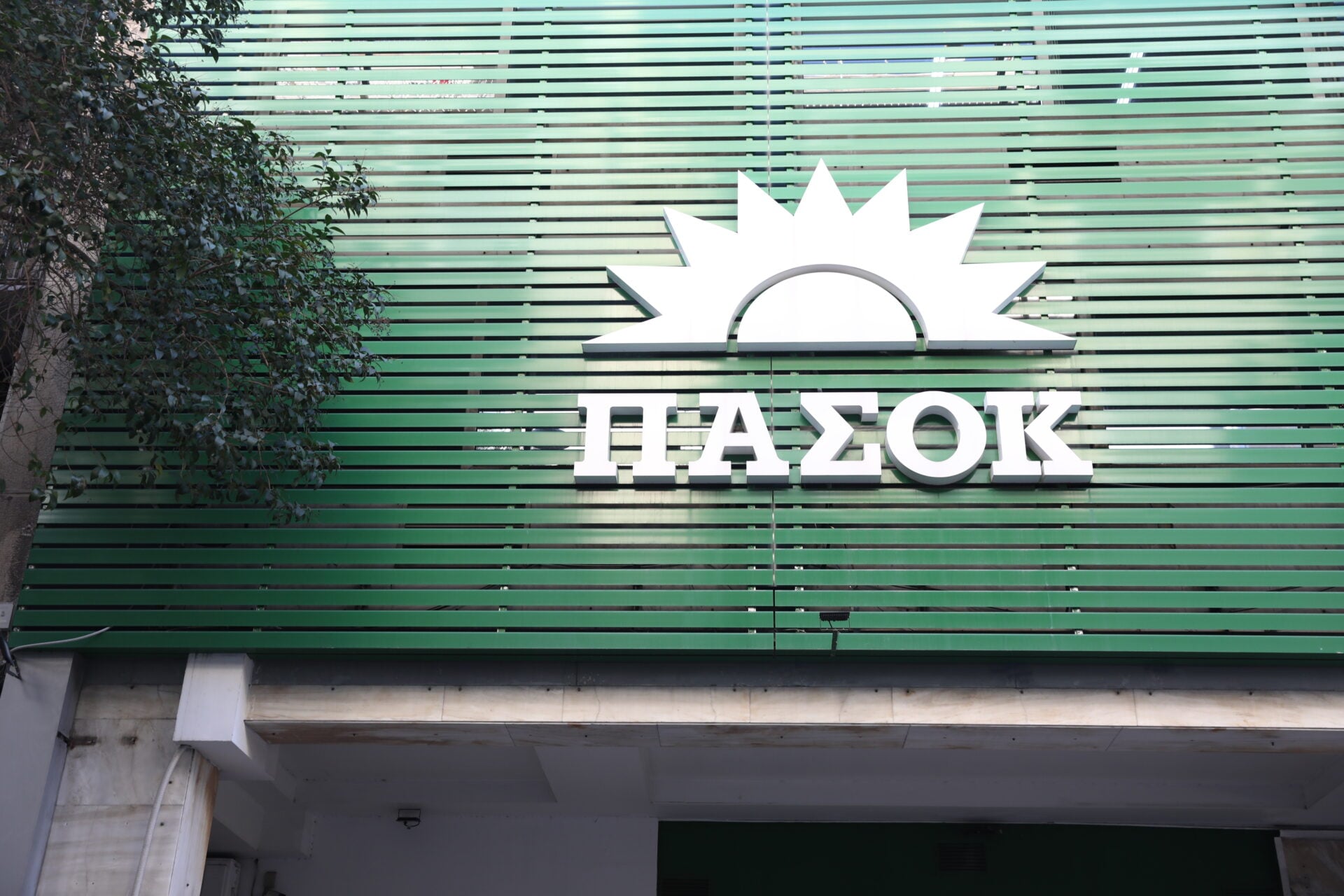 ΠΑΣΟΚ: Απαντήσεις σήμερα για τον Μπεκίρη, αλλιώς αποπομπή