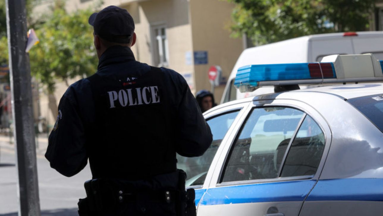 Αμαλιάδα: Αδέλφια έθαψαν τη νεκρή μητέρα τους στον κήπο λόγω κόστους κηδείας