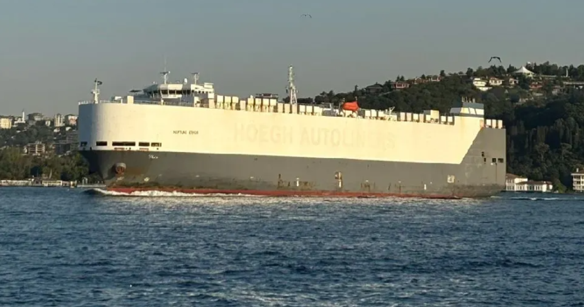 Αποκολλήθηκε το «Neptune Ethos» στη Σαλαμίνα και ρυμουλκείται στην Ελευσίνα
