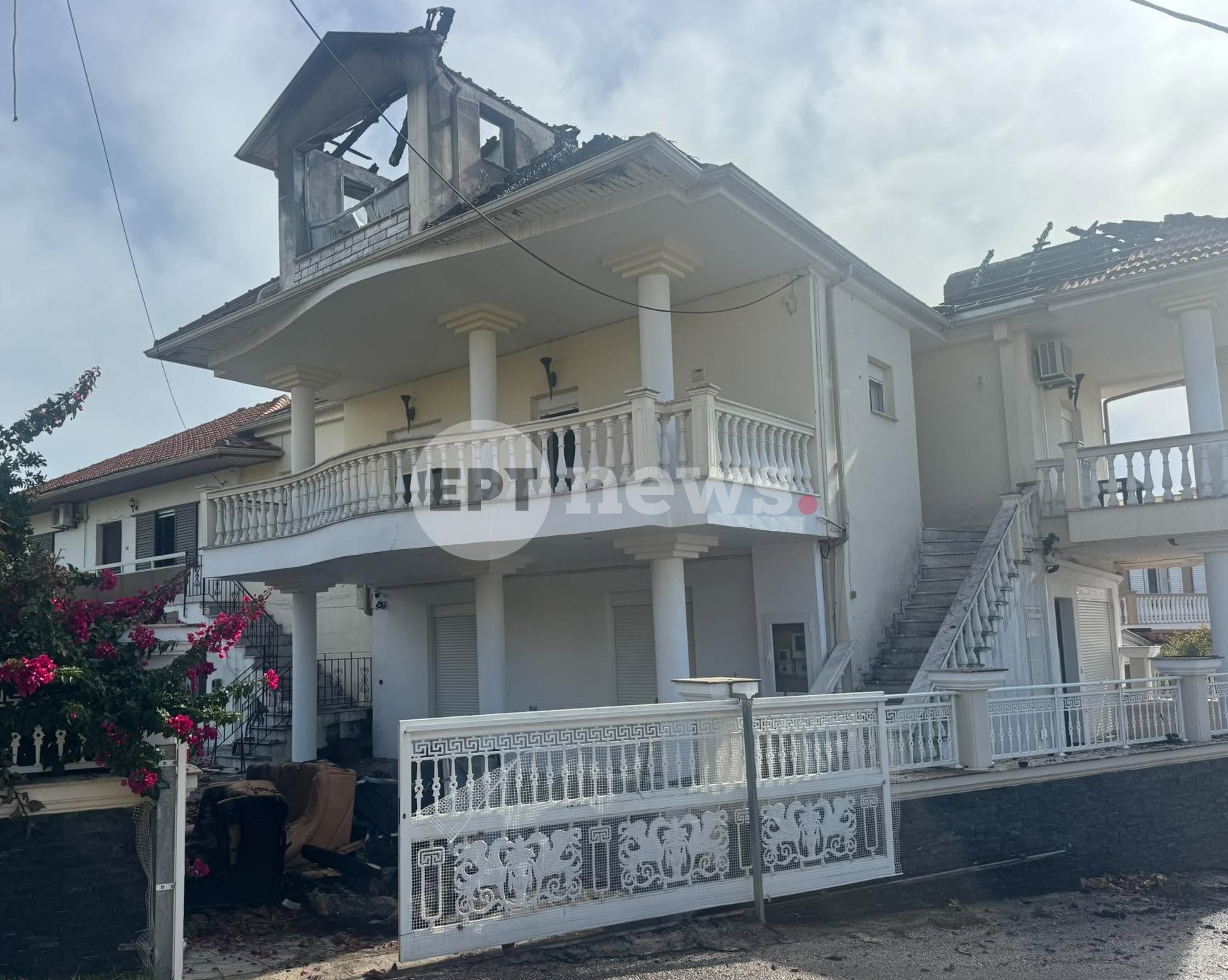 Κεραυνός έβαλε φωτιά σε κατοικία στη Βαλανιδοράχη Πάργας
