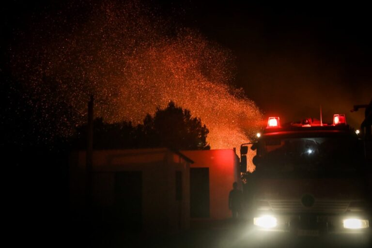 Φωτιά στη Νέα Πέραμο: 59χρονος χωρίς τις αισθήσεις, διερευνάται εμπρησμός