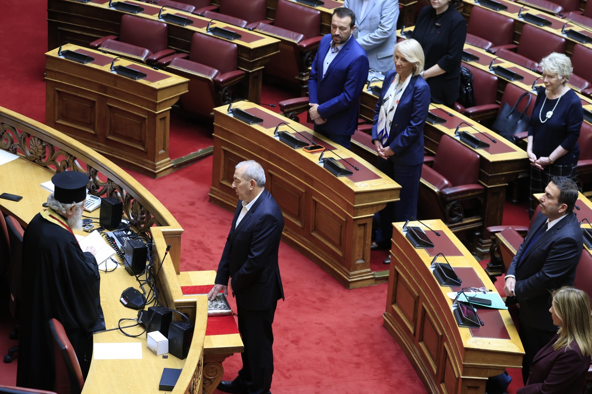 Ορκίστηκε βουλευτής ο Βαρδάκης — ΣΥΡΙΖΑ και Ελληνική Λύση στους 11