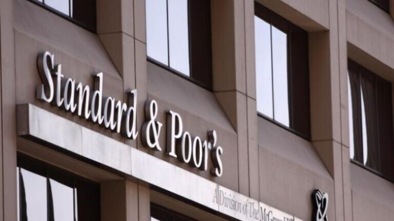 S&P: Επιβεβαίωση του ελληνικού αξιόχρεου στο BBB με σταθερές προοπτικές