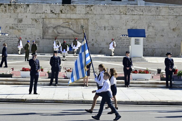 Σε εξέλιξη η μαθητική παρέλαση της 28ης Οκτωβρίου στην Αθήνα