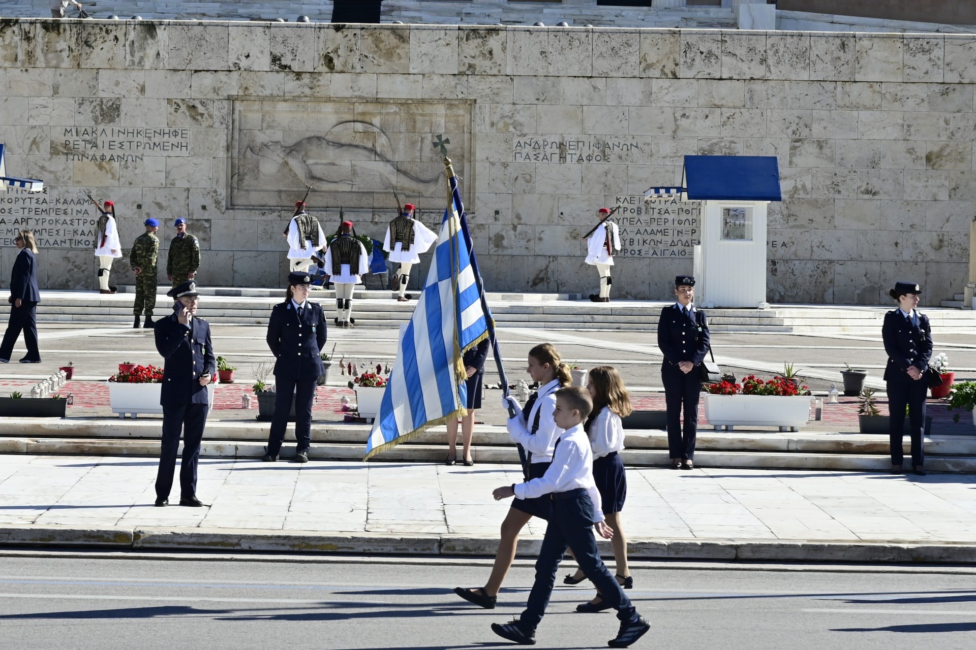 Σε εξέλιξη η μαθητική παρέλαση της 28ης Οκτωβρίου στην Αθήνα