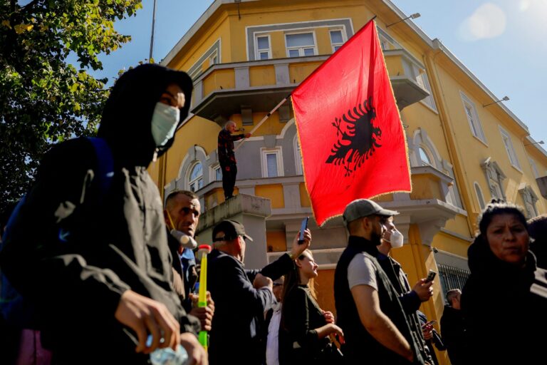 Αλβανία: Γιατροί ζητούν παραίτηση Ράμα, 19 Γενικοί Γραμματείς παραιτήθηκαν