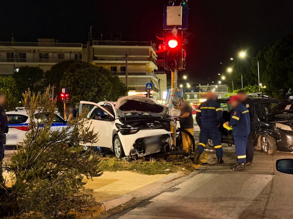Αγρίνιο: Σύγκρουση δύο ΙΧ στον κόμβο Αγίου Δημητρίου — Στο νοσοκομείο οι οδηγοί