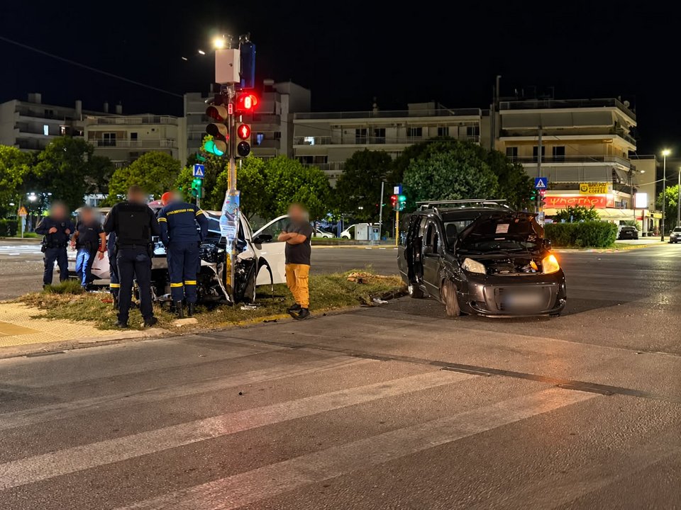 Αγρίνιο: Σύγκρουση δύο ΙΧ στον κόμβο Αγίου Δημητρίου — Στο νοσοκομείο οι οδηγοί