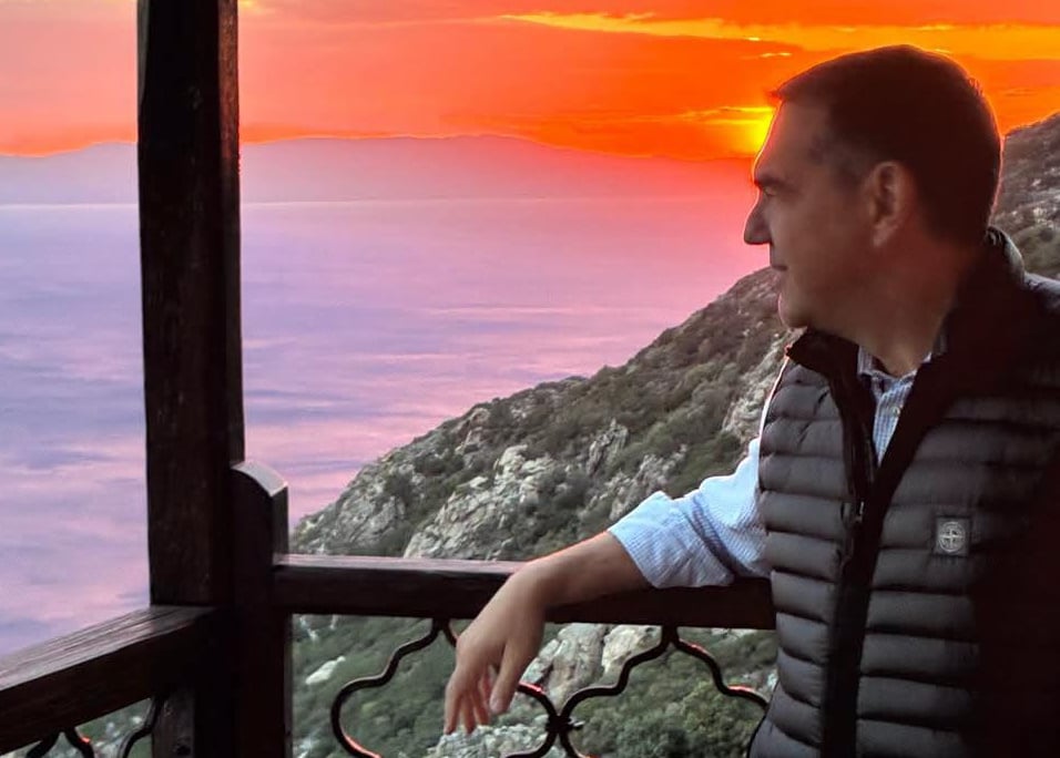 Τσίπρας στο Άγιον Όρος: «Ψέλνεις στη Σιμωνόπετρα και ακούγεται στον Άδη»