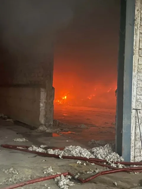 Τρίκαλα: Φωτιά σε εργοστάσιο βάμβακος – Στις φλόγες έξι αποθήκες