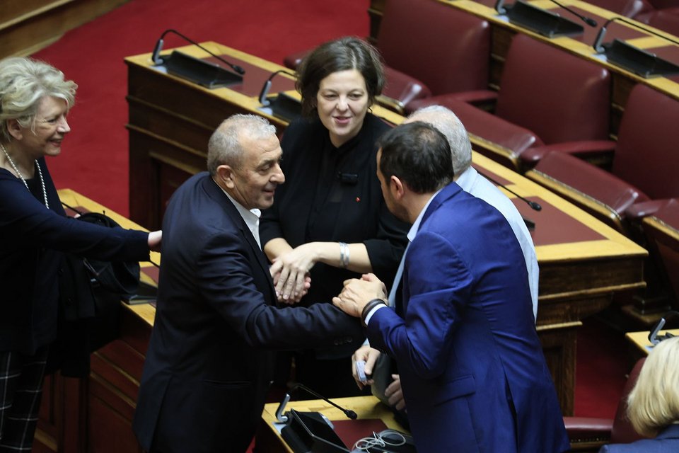 Ορκίστηκε βουλευτής ο Βαρδάκης — ΣΥΡΙΖΑ και Ελληνική Λύση στους 11