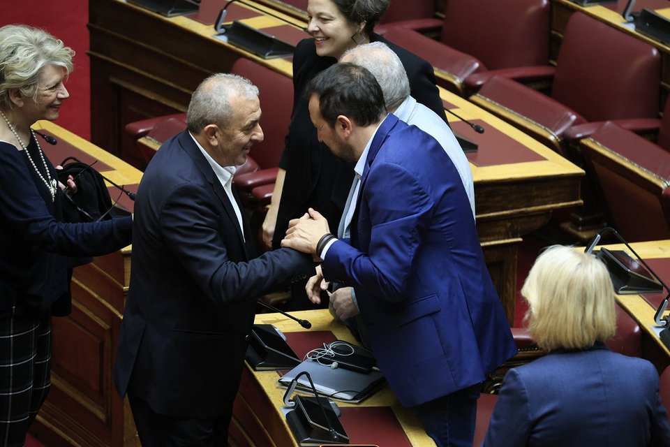 Ορκίστηκε βουλευτής ο Βαρδάκης — ΣΥΡΙΖΑ και Ελληνική Λύση στους 11