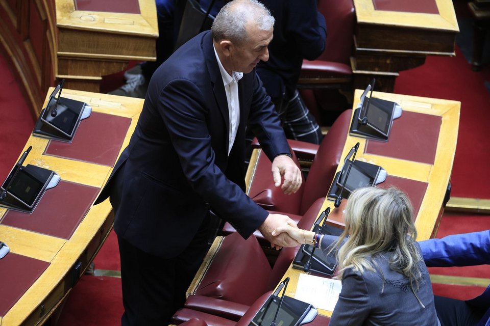 Ορκίστηκε βουλευτής ο Βαρδάκης — ΣΥΡΙΖΑ και Ελληνική Λύση στους 11