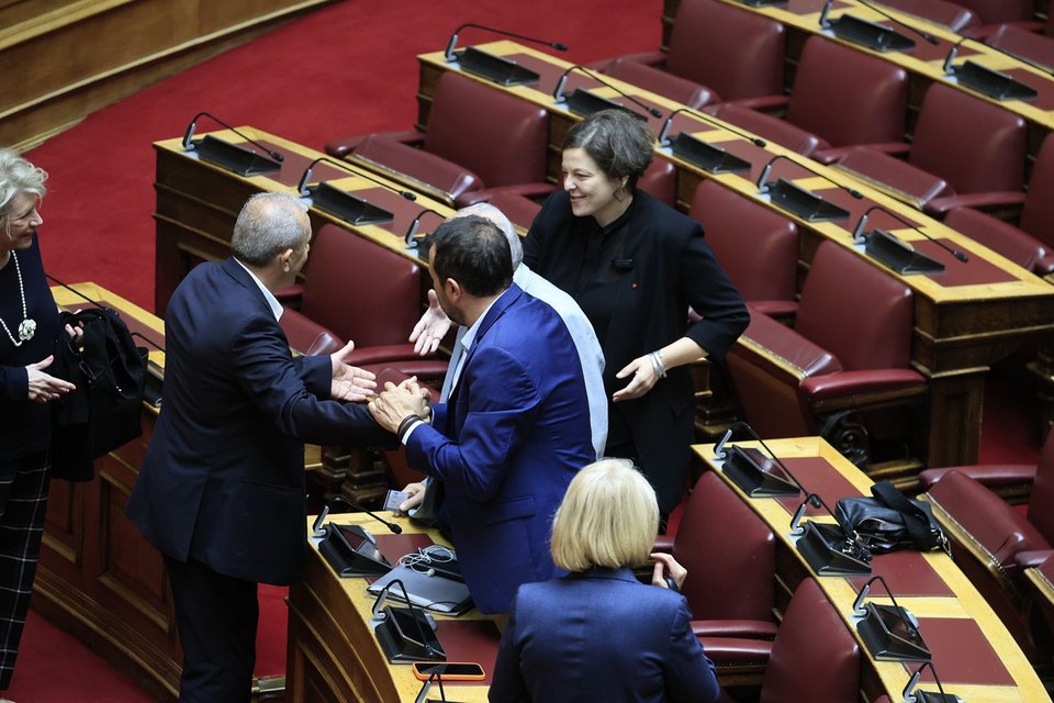 Ορκίστηκε βουλευτής ο Βαρδάκης — ΣΥΡΙΖΑ και Ελληνική Λύση στους 11