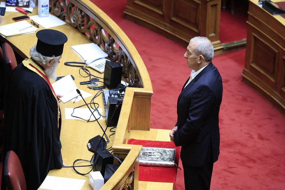 Ορκίστηκε βουλευτής ο Βαρδάκης — ΣΥΡΙΖΑ και Ελληνική Λύση στους 11