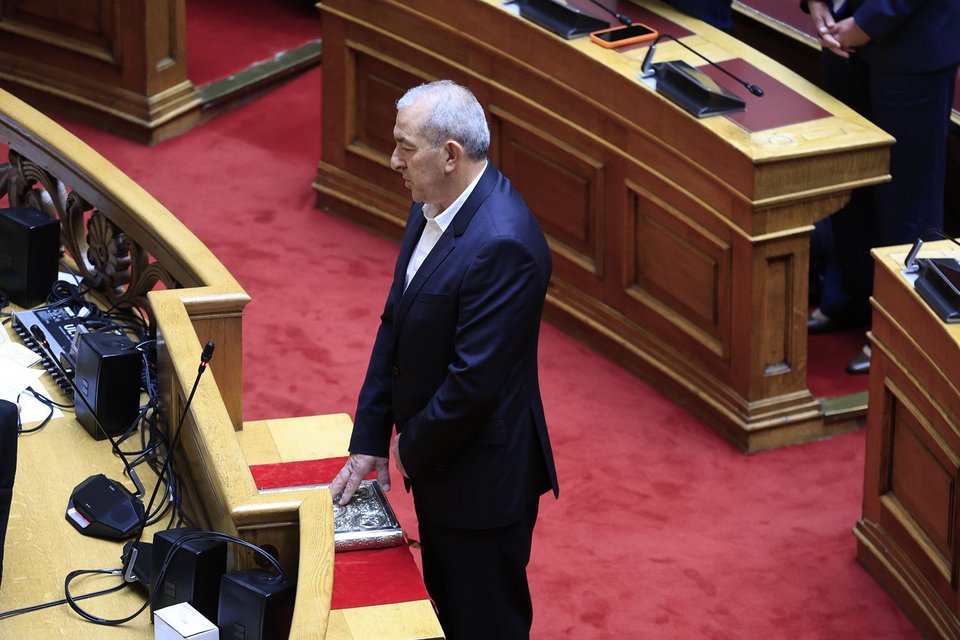 Ορκίστηκε βουλευτής ο Βαρδάκης — ΣΥΡΙΖΑ και Ελληνική Λύση στους 11