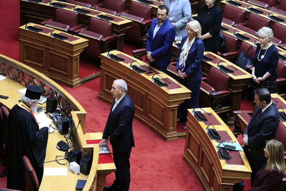 Ορκίστηκε βουλευτής ο Βαρδάκης — ΣΥΡΙΖΑ και Ελληνική Λύση στους 11