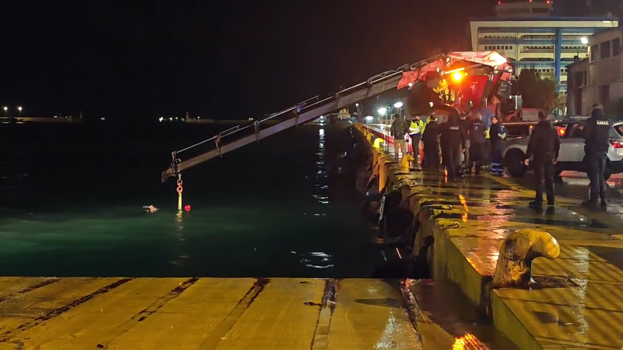 Τραγωδία στον Πειραιά: Αυτοκίνητο με τρία άτομα έπεσε στη θάλασσα