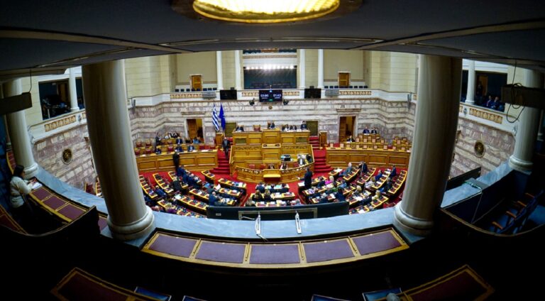 Ψηφίστηκε η απαγόρευση social media σε ανηλίκους κάτω των 15 — Υπέρ μόνο η ΝΔ