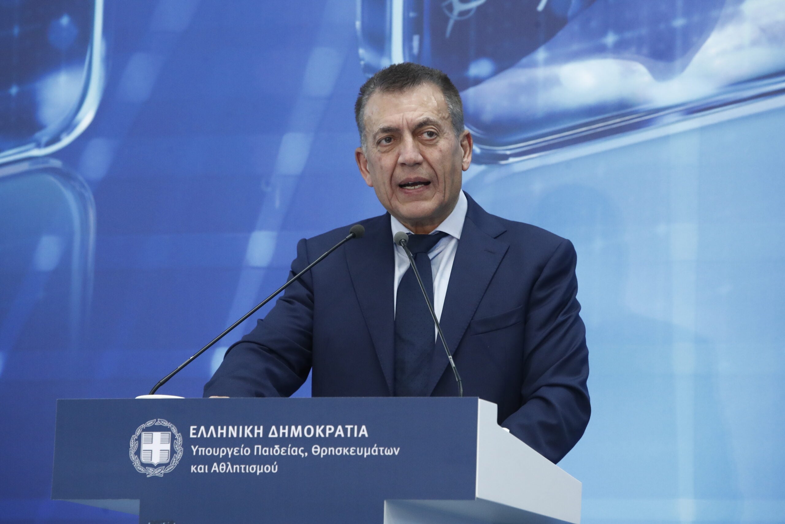 Βρούτσης: Έκτακτη συνάντηση με την ΕΟΚ και πάγωμα χρηματοδότησης