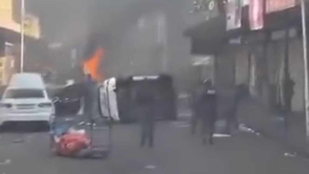 Νότια Αφρική: Πυρπόλησαν 24 οχήματα σε διαμαρτυρίες κατά των μεταναστών