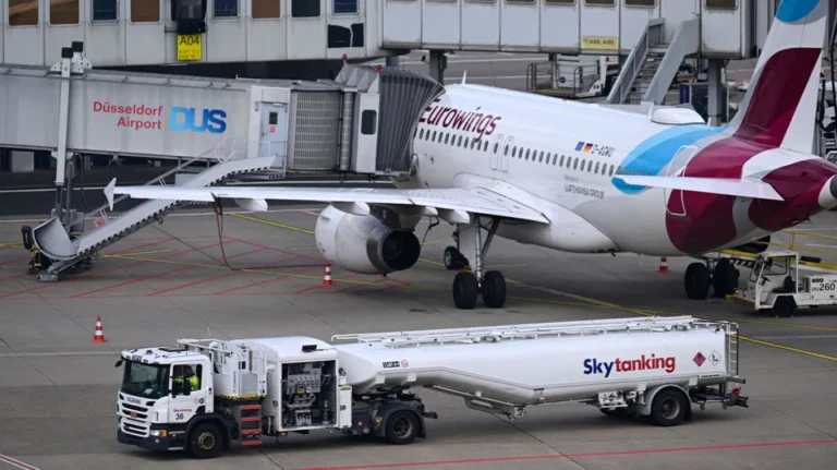 Συναγερμός σε πτήση Eurowings από τη Ρόδο: Τρεις επιβάτες στο νοσοκομείο