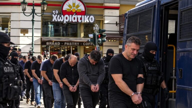 50 συλλήψεις για 100 εκατ. ευρώ: ΔΑΟΕ στο στόχο της «Χωριάτικο» και του ιδιοκτήτη